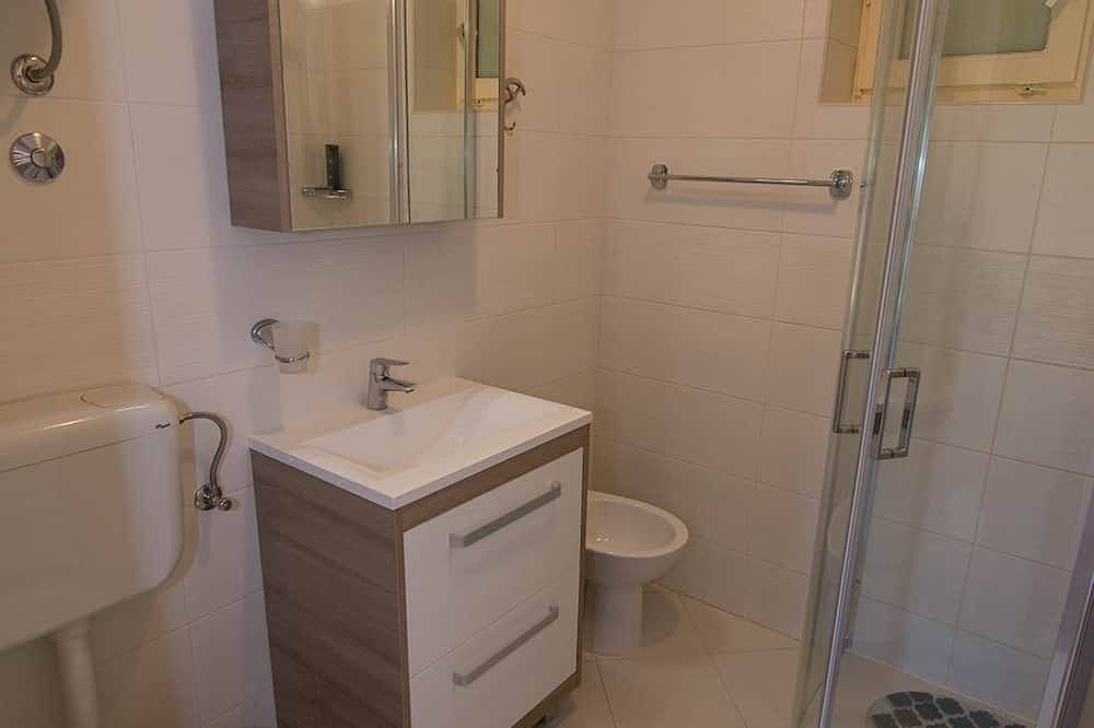 Ganze Wohnung, 2-Zimmer-Ferienwohnung mit Terrasse Mali Losinj, Losinj in Mali Lošinj, Lošinj