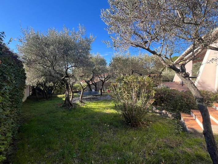 Location de vacances pour 8 personnes, avec jardin ainsi que vue et piscine, animaux acceptés à Caveirac