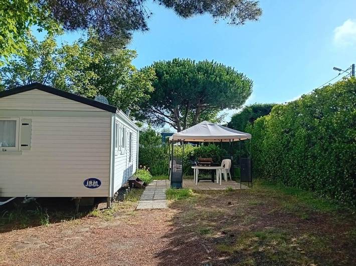 Camping pour 6 personnes, avec Terrasse ainsi que Jardin et Piscine