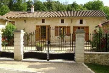 Gîte pour 4 personnes, avec jardin et terrasse, animaux acceptés à Château-l'Évêque