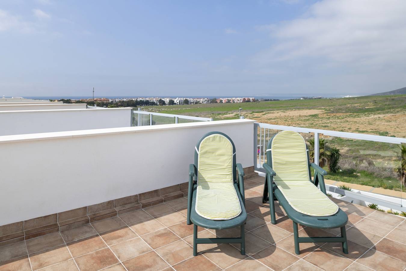 Apartamento entero, Apartamento 'Moderno Atlanterra' con Piscina Compartida, con placas Fv, Batería y Back up in Atlanterra, Tarifa