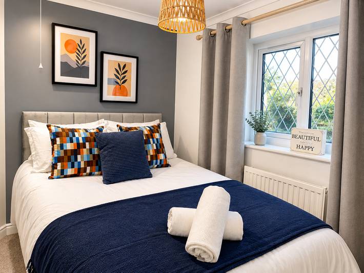 4-Bed - Sleeps 8 - Games Room & Free Parking in Kettering, Northamptonshire
