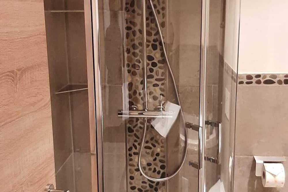 Apartamento inteiro, 5-star Fewo Zirbe: Wellness luxury with sauna & whirlpool bathtub in Arnbruck! in Arnbruck, Vorderer Bayerischer Wald