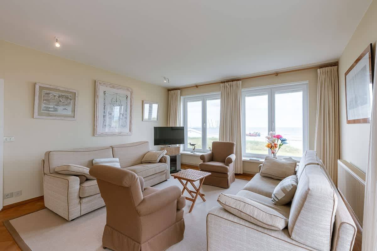 Apartamento entero, 4-bedroom escape w/ backyard & beach access in Le Zoute, Knokke-Heist