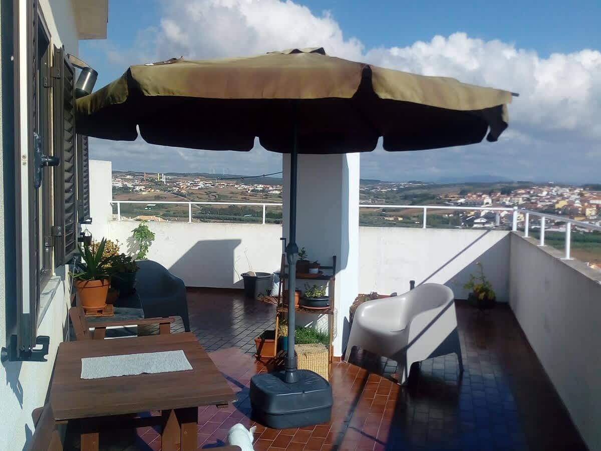 Apartamento inteiro, Apartamento de férias para 2 pessoas com varanda/terraço in Praia da Areia Branca, Lourinhã
