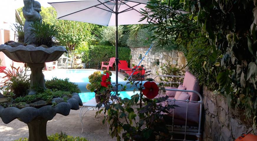 Cottage pour 2 personnes, avec piscine et jardin à Buisson