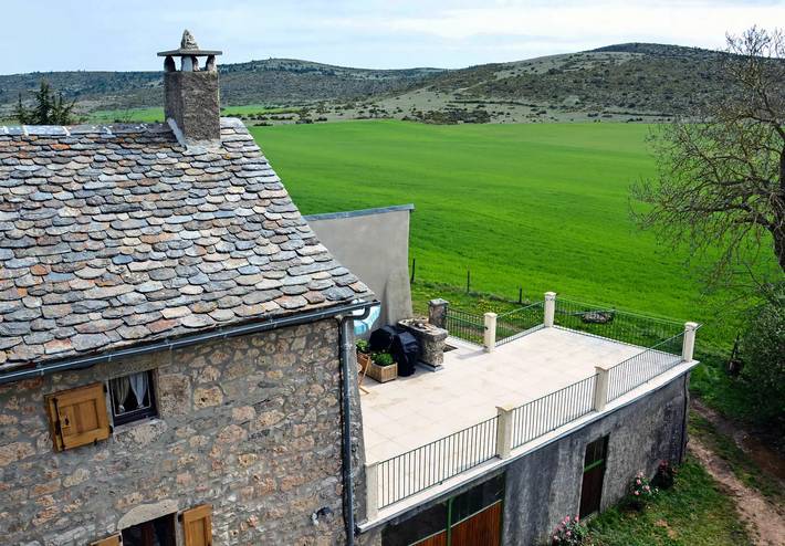 Gîte pour 5 personnes, avec jardin à Montbrun