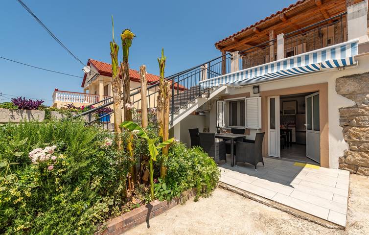 Ganze Ferienwohnung, Gemütliche Ferienwohnung, 900 m vom Strand entfernt, mit WLAN und Parkplatz in Ljubač (Dalmatien), Zadar