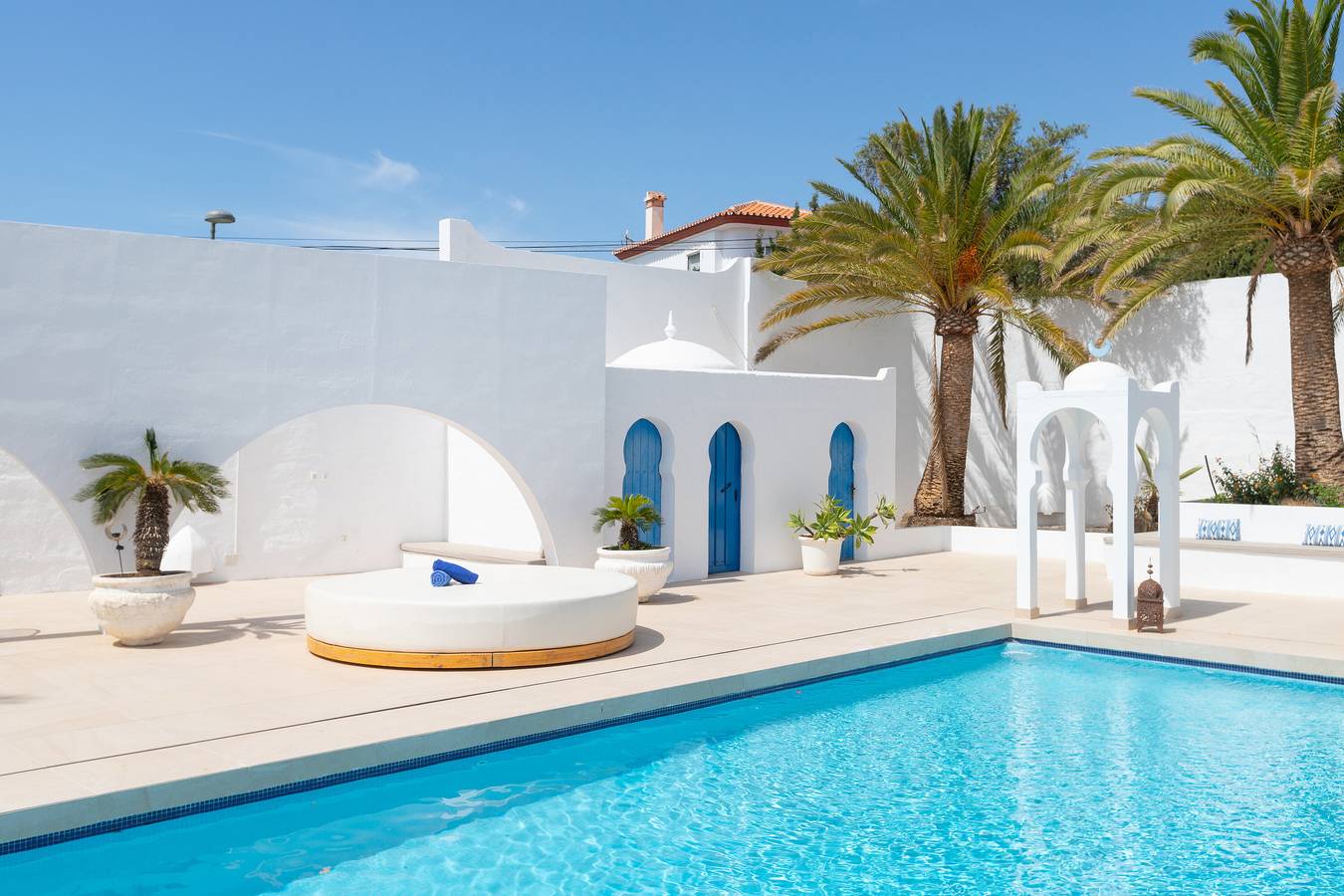 Entire apartment, Apartment 'Jazmín' in a Riad in Torremolinos with Shared Pool, Wi-Fi, and Air Conditioning in Torremolinos, Costa del Sol