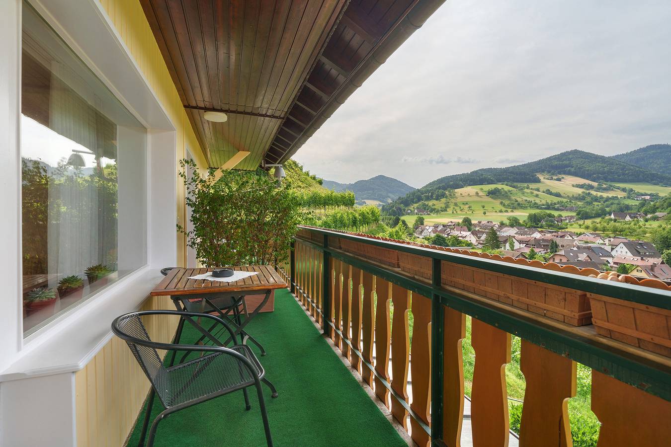 Ganze Wohnung, Ferienwohnung 'Panoramazimmer 11' mit Bergblick, Gemeinschaftsterrasse und Wi-Fi in Glottertal, Südschwarzwald
