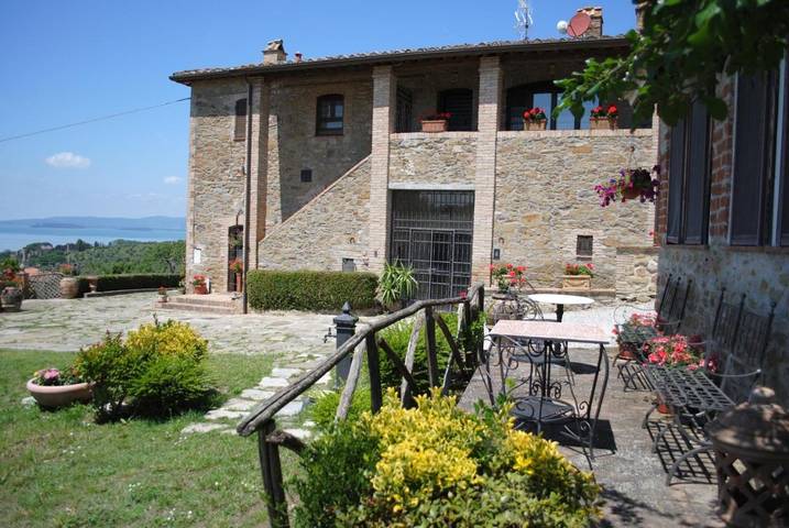 Agriturismo per 4 persone, con Giardino e Piscina nonché Vista lago e Panorama a Magione
