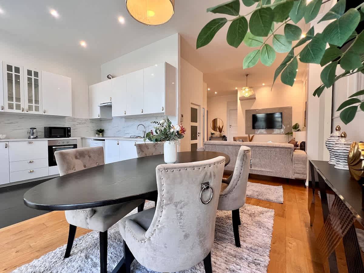 Geheel appartement, Cozy Apartment for 9 Guests  Brussels Midi Station in Anderlecht, Vlaanderen