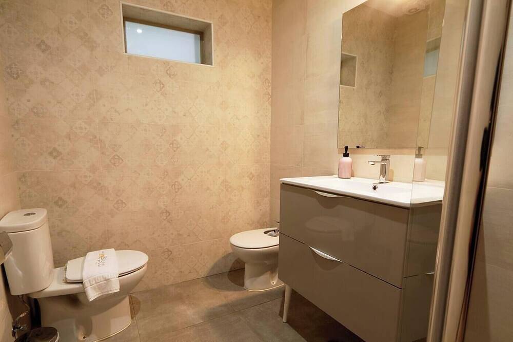 Ganze Wohnung, Buganvilla Apartment with Shared Pool in Puerto Real, Costa de la Luz