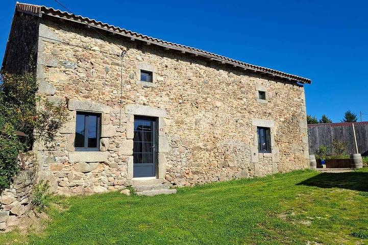 Location de vacances pour 6 personnes, avec jardin ainsi que terrasse et piscine à Bussière-Badil