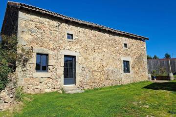 Location de vacances pour 6 personnes, avec terrasse ainsi que jardin et piscine à Bussière-Badil