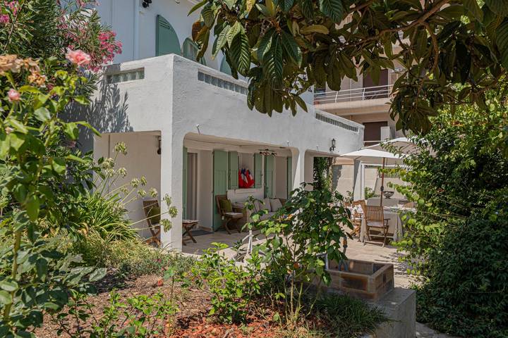Location de vacances pour 6 personnes, avec Terrasse ainsi que Jardin et Piscine à Le Cannet - 2