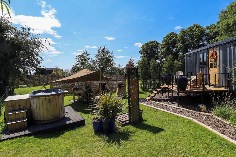 Limetree Luxury Glamping Portland, romantic in Nottingham in Sherwood Forest, Nottinghamshire