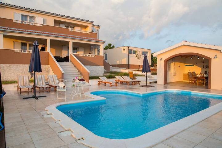 Ferienhaus für 10 Personen, mit Pool und Garten