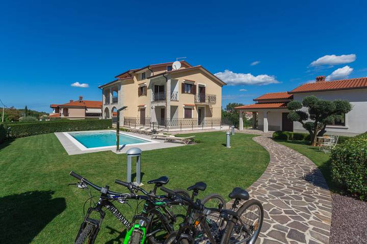 Ferienwohnung für 6 Personen, mit Pool und Ausblick sowie Garten