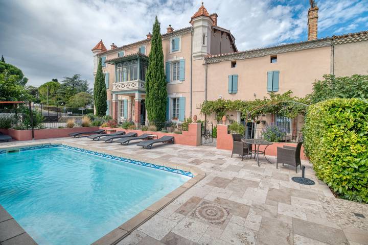Château pour 15 personnes, avec jardin et balcon dans 