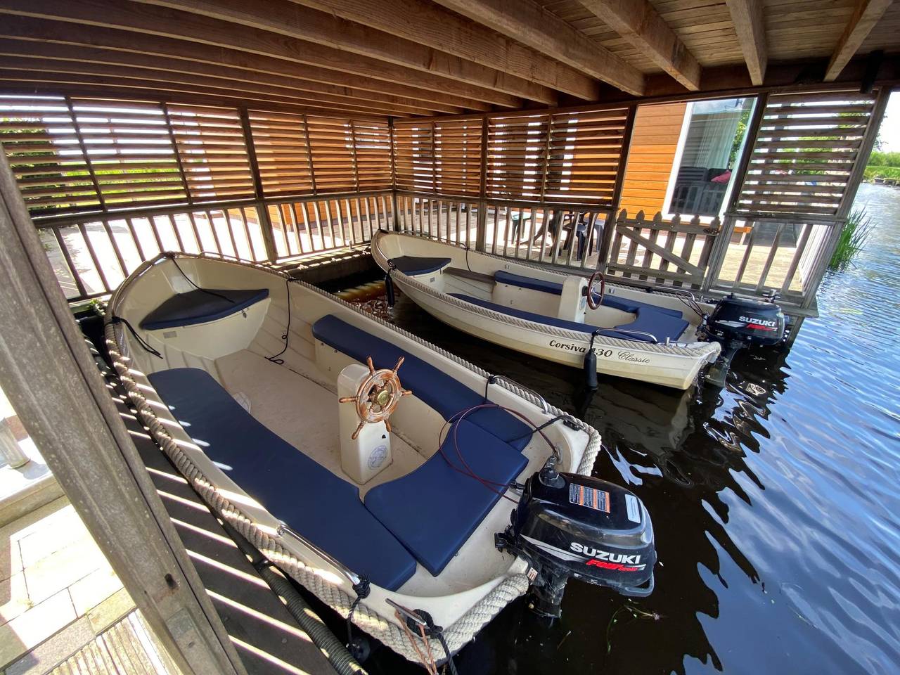 Geräumiges Chalet am Wasser mit einer Schaluppe in Regio Zwolle