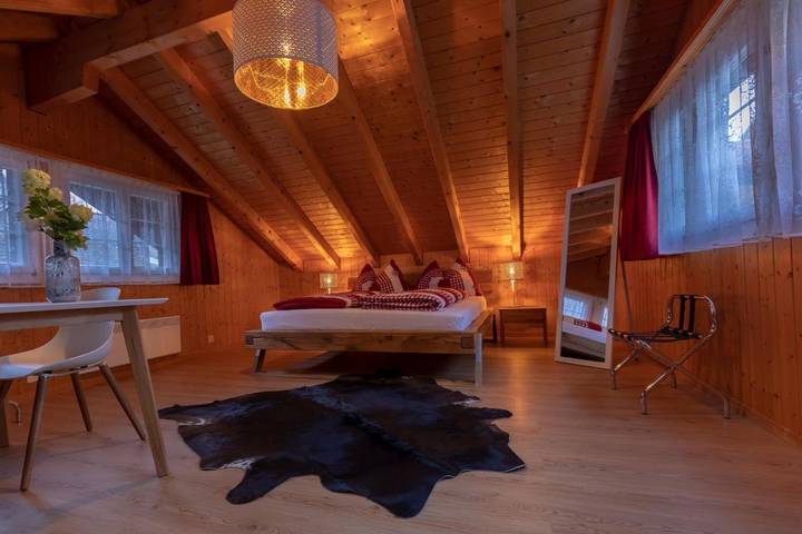 Chalet für 4 Personen, mit Terrasse und Garten sowie Ausblick am Thunersee