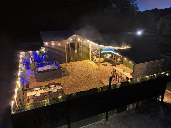 Camping for 4 people, with terrace and garden as well as hot tub in East Sussex