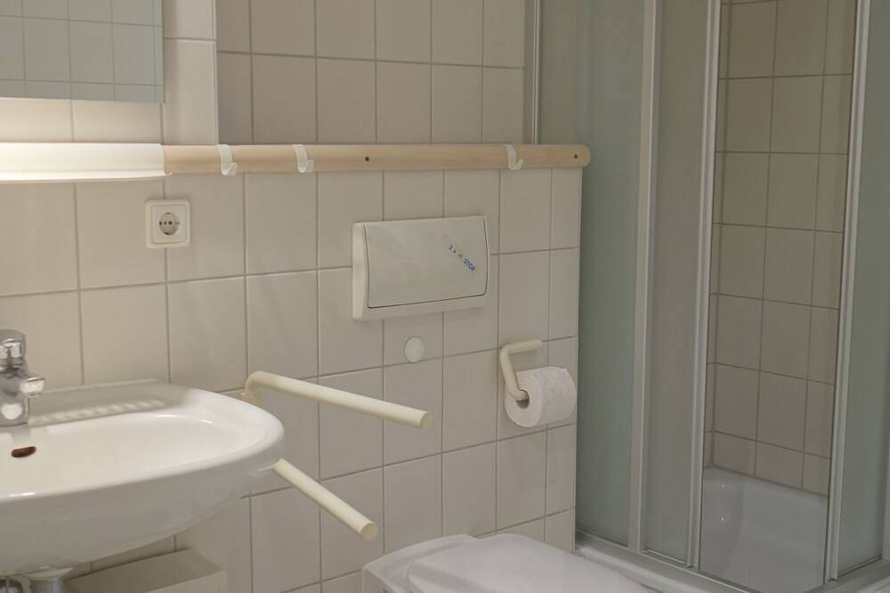 Ganze Wohnung, Gemütliche 2- Zimmer Ferienwohnung im Reethaus, direkt am Strand in Müggenburg, Zingst