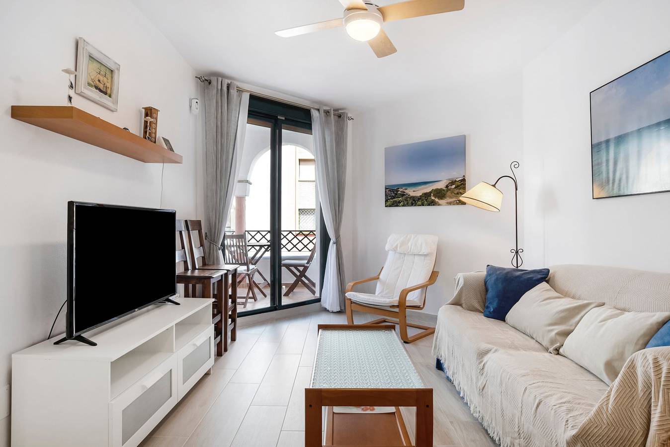 Apartamento entero, Apartamento vacacional 'El Duende de Zahara' con vistas al mar, piscina, gimnasio y Wi-Fi in Atlanterra, Tarifa