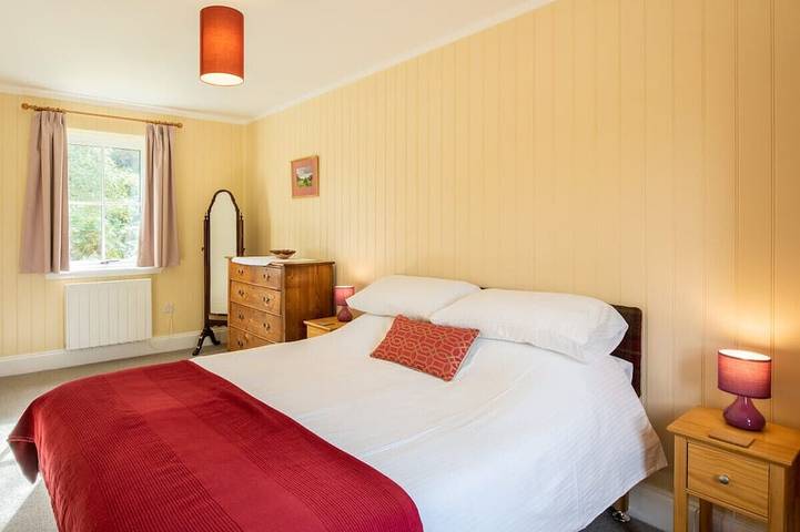 Family-friendly brand new cottage situated next to the golf course in Fort Augustus, Highlands