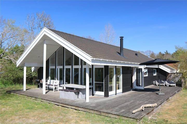 Dom dla 8 osób, z jacuzzi i sauna oraz taras w Bornholm