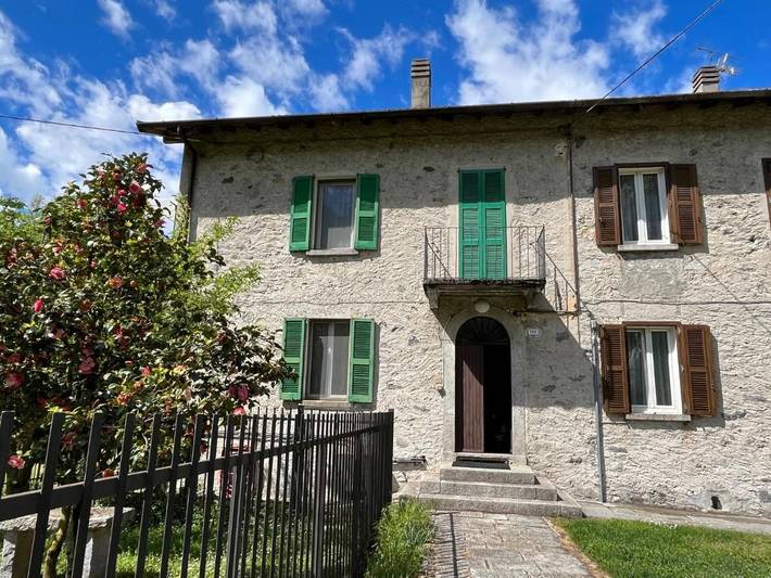 Ferienwohnung für 3 Personen, mit Terrasse und Ausblick sowie Seeblick in Novate Mezzola