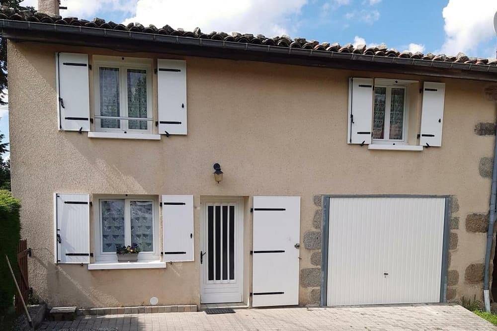 Gîte chaleureux avec animaux admis et wifi à Saint-Jean-la-Vêtre in Saint-Jean-la-Vêtre, Montbrison