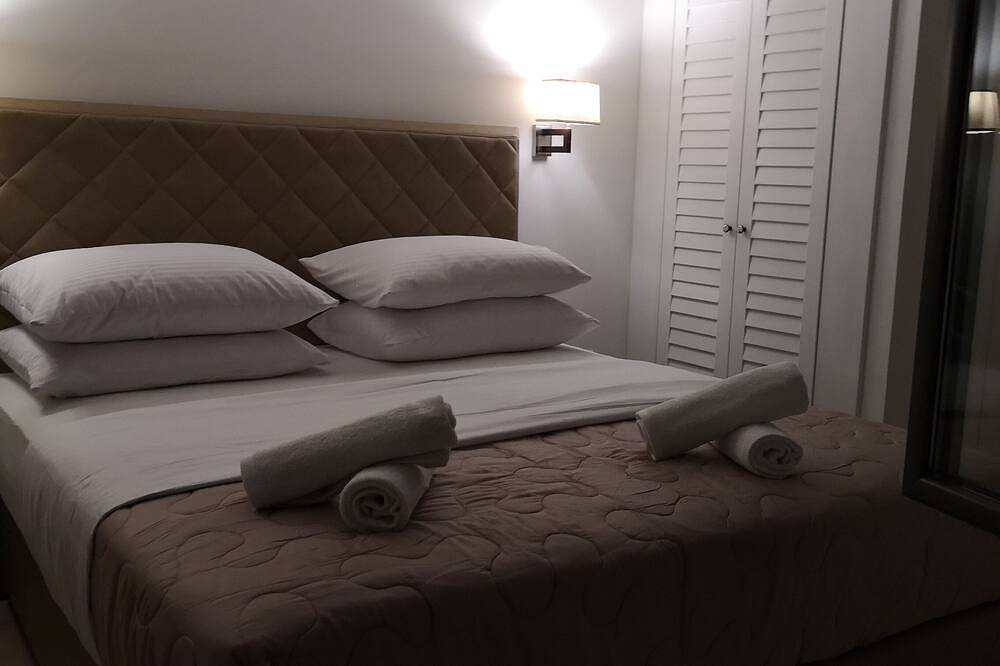 Beachfront house with Pool and Jakuzzi -maximum comfort and privacy ... in Rukavac, Split-Dalmatia