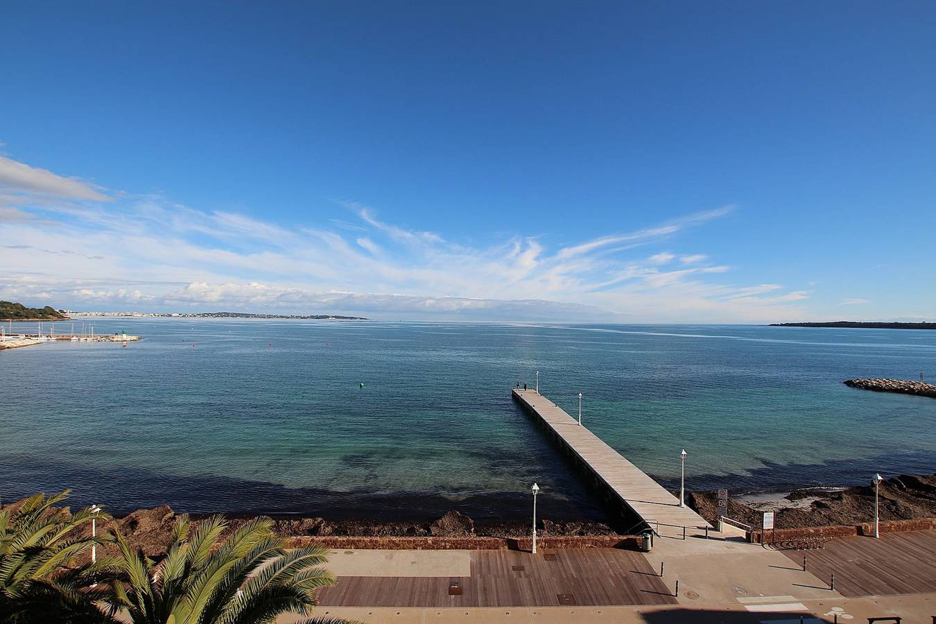 Entire apartment, 2 bedrooms 80 m2 facing the sea in the residential palm beach area in Cannes, Mediterranean Coast (France)