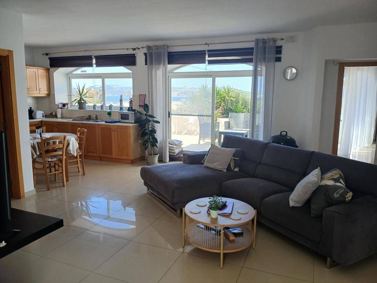 Villa 'Sylvia' with Spectacular Seaview - 2 Bedroom in Qawra, Bahía de San Pablo