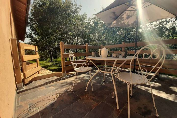 Gîte pour 2 personnes, avec terrasse ainsi que piscine et jardin à Cénac-et-Saint-Julien