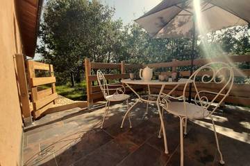 Gîte pour 2 personnes, avec terrasse ainsi que piscine et jardin à Cénac-et-Saint-Julien