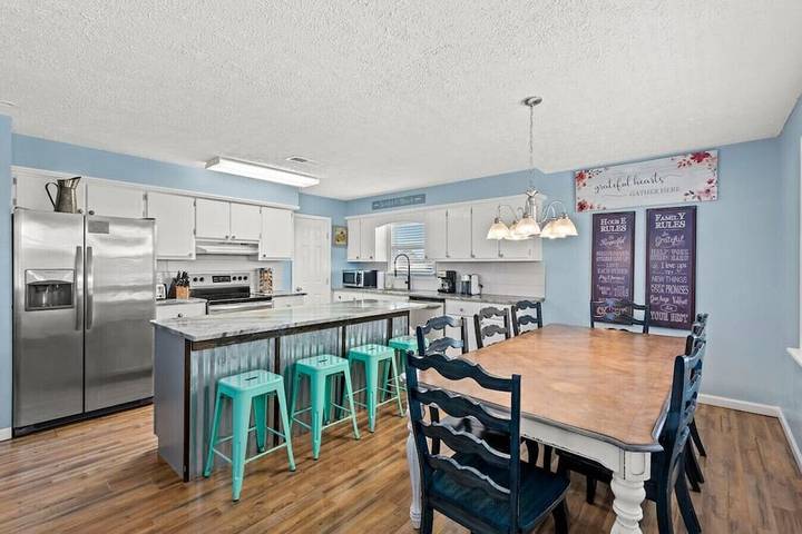 Vacation house for 14 people, with yard and hot tub the Florida Panhandle