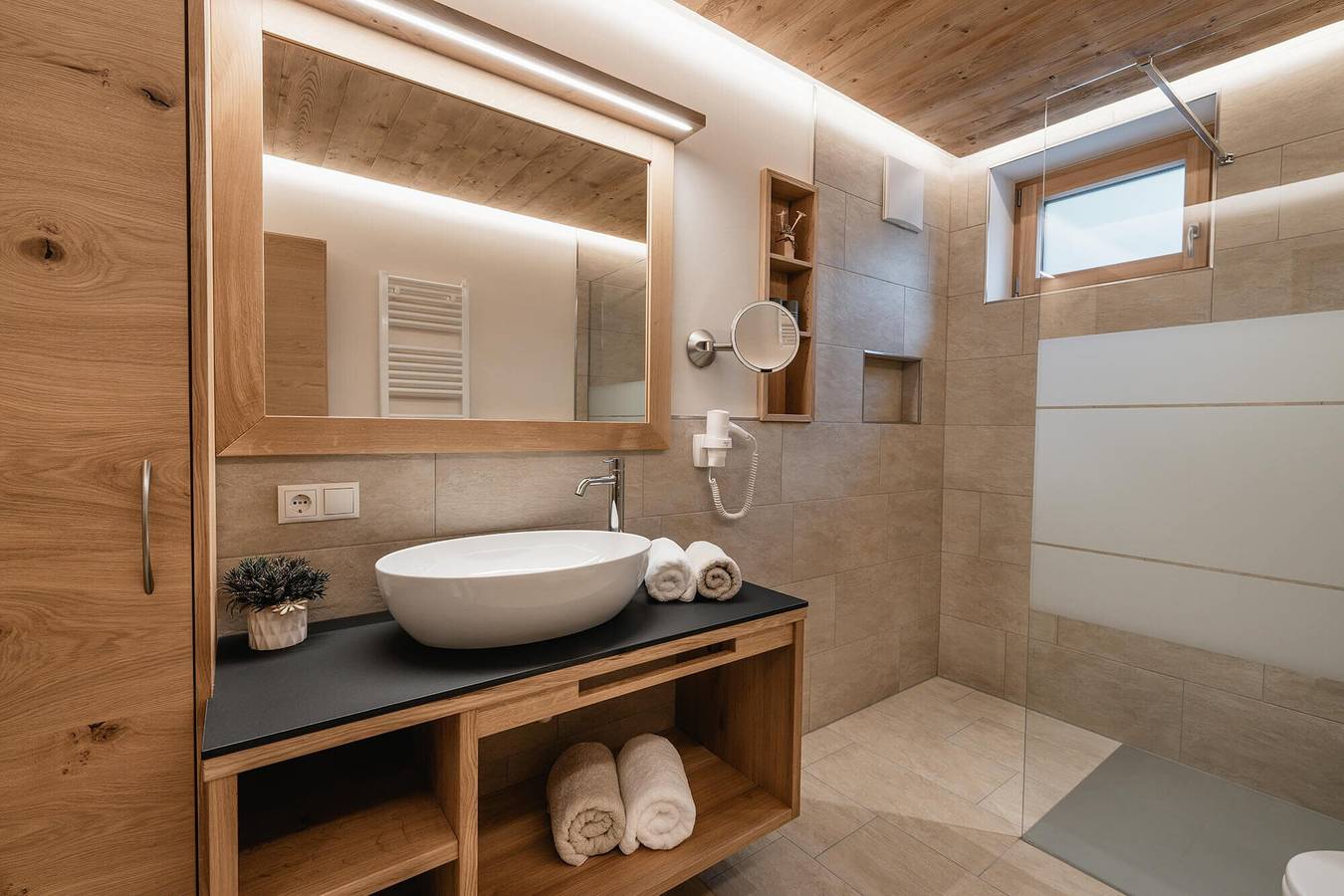 Ganze Wohnung, Apartment 'Weissbrunn Alexander' mit Bergblick, gemeinsamer Terrasse und Wlan in Santa Magdalena (Eisacktal), Villnöß