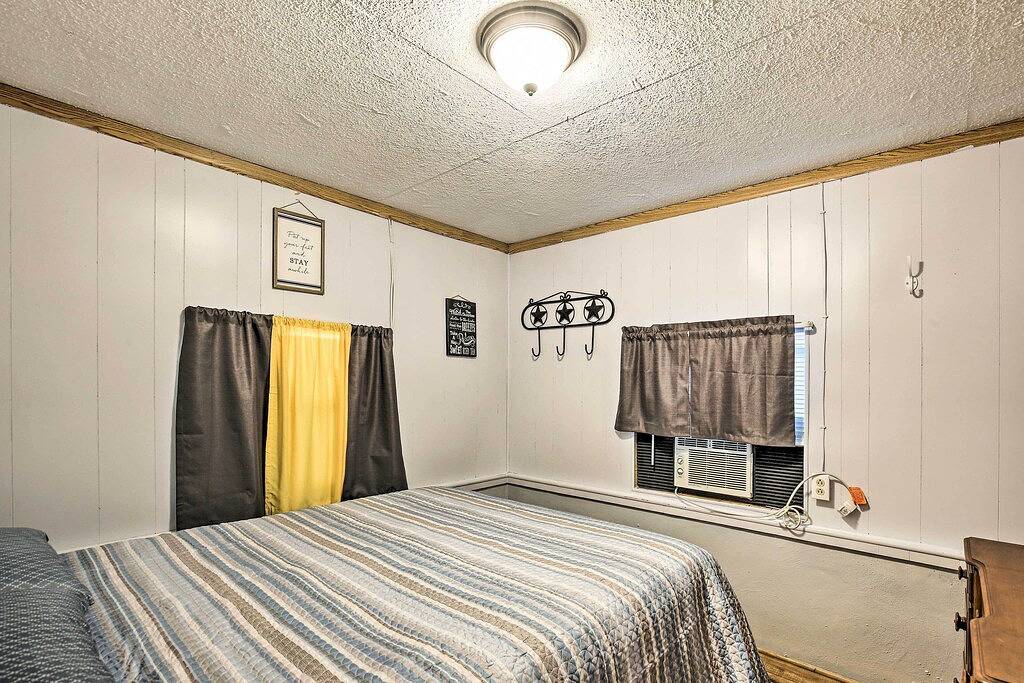 'Cabana Luna' Cabin w/ Deck, Swing & Fire Pit! in Uvalde County