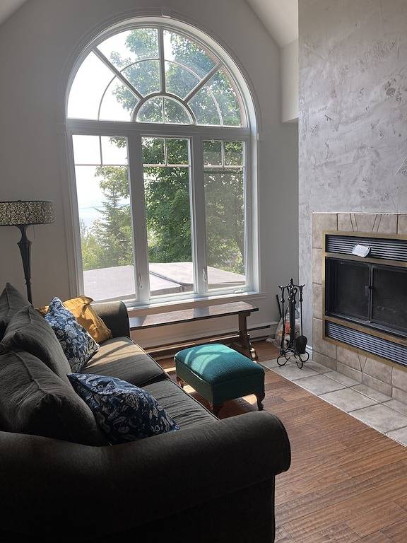 Petite Rivière Saint François cottage with river view and spa! in Le Massif