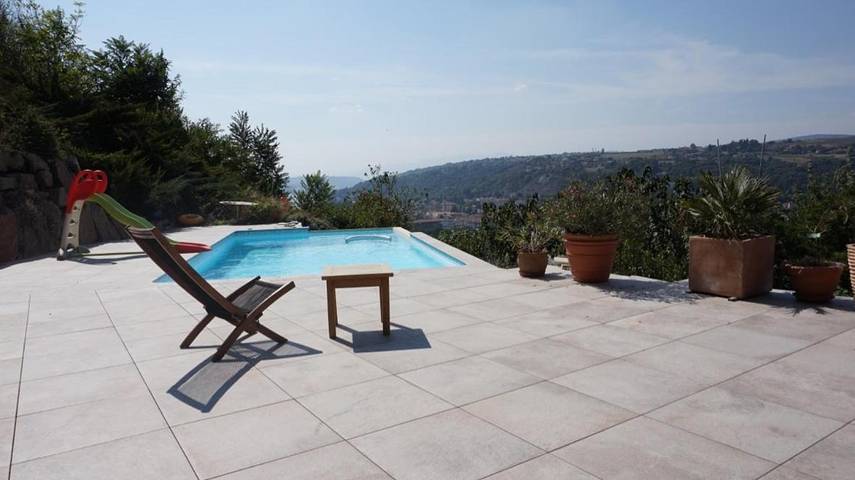Maison d’hôte pour 3 personnes, avec Terrasse et Jardin ainsi que Piscine et Vue