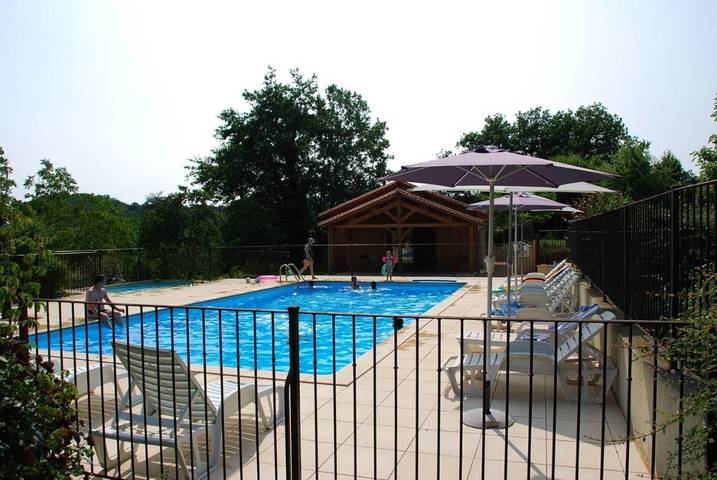 Location de vacances pour 5 personnes, avec vue ainsi que piscine et jardin à Thonac - 4