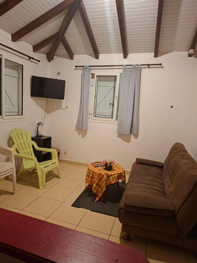Location de vacances pour 3 personnes, avec terrasse et jardin à Petit-Canal - 4