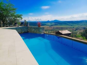 Gîte pour 6 personnes, avec piscine ainsi que jardin et vue à Seillons-Source-d'Argens
