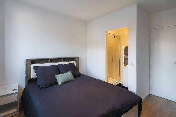 House with 9 Private Suites near Le Mans Circuit in Le Mans, Sarthe