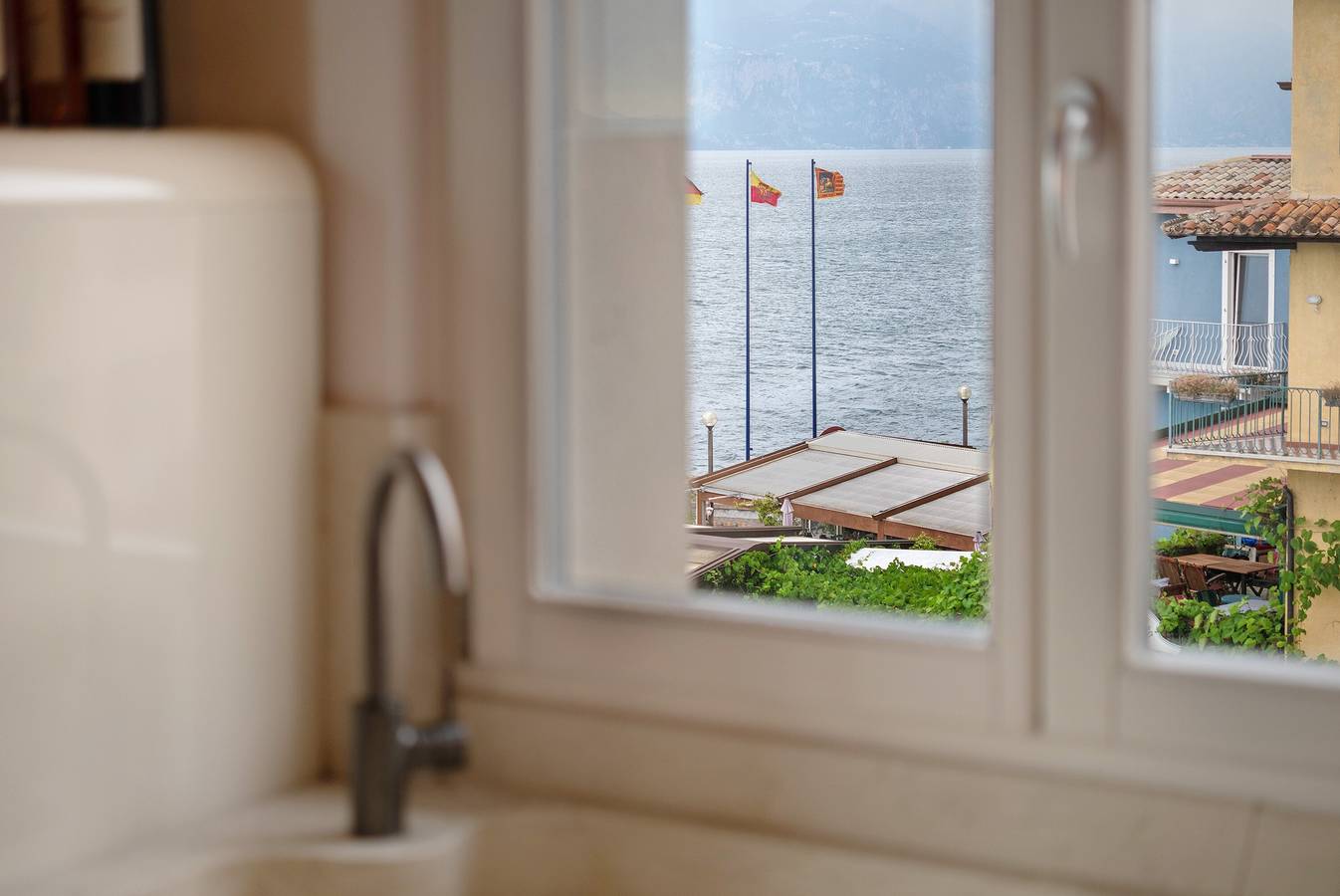 Appartement entier, Appartement 'Angolo Sul Porto' avec vue sur le lac, Wi-Fi et climatisation in Brenzone, Montagnes autour du lac de Garde