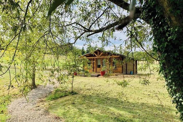 Chalet pour 4 personnes, avec jacuzzi et balcon ainsi que piscine et jardin