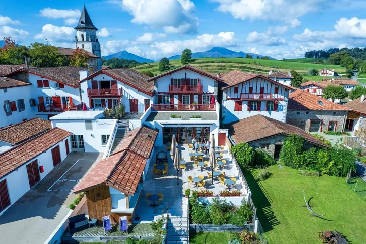 Hotel para 2 personas, con vistas y piscina - 1